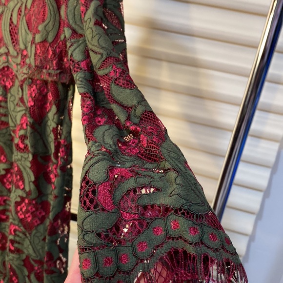 Hunter green and burgundy lace flowery with flare sleeves mid calf dress size M - Picture 5 of 5